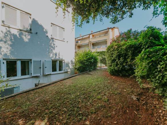 Замбратия квартира в первом ряду от моря на первом этаже с садом