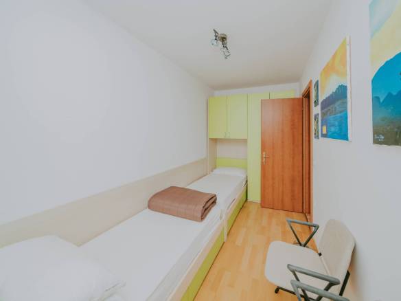 Замбратия квартира в первом ряду от моря на первом этаже с садом