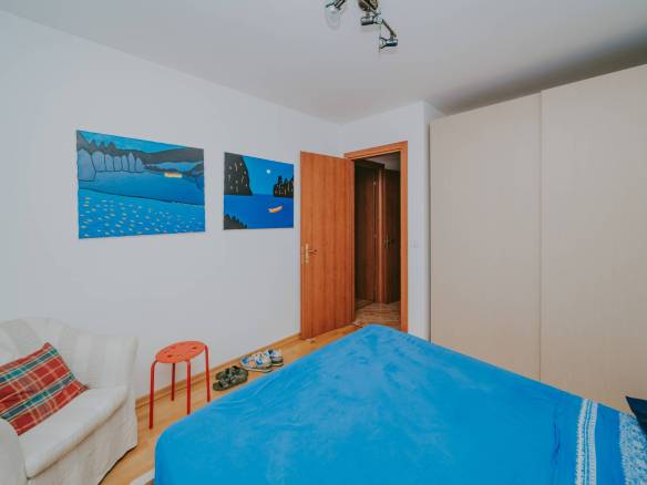 Замбратия квартира в первом ряду от моря на первом этаже с садом