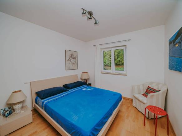 Замбратия квартира в первом ряду от моря на первом этаже с садом