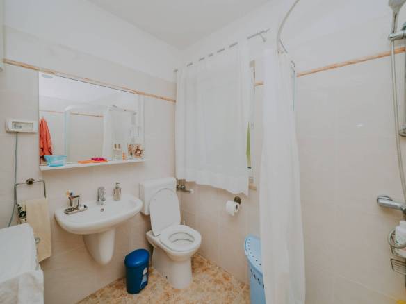 Замбратия квартира в первом ряду от моря на первом этаже с садом