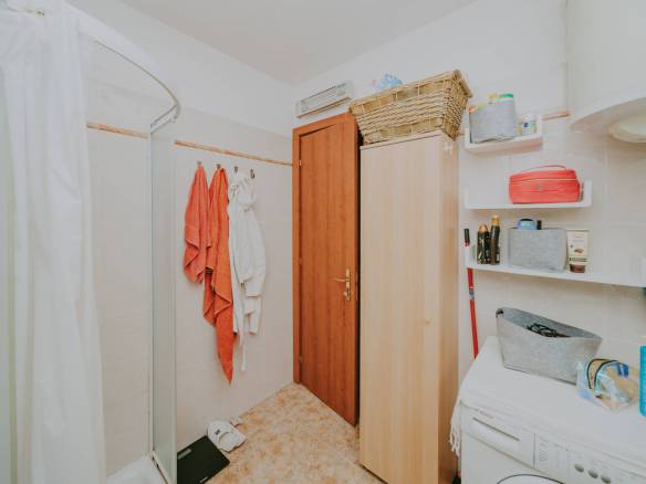 Замбратия квартира в первом ряду от моря на первом этаже с садом