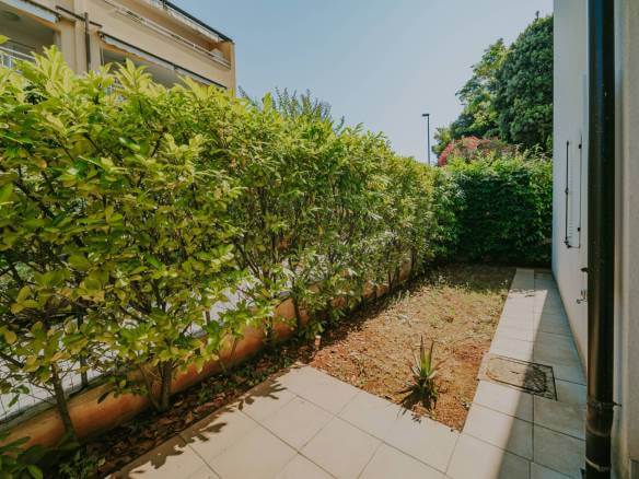 Замбратия квартира в первом ряду от моря на первом этаже с садом