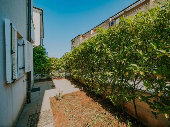 Замбратия квартира в первом ряду от моря на первом этаже с садом