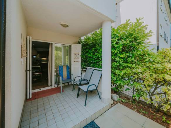 Замбратия квартира в первом ряду от моря на первом этаже с садом