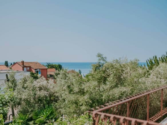 zambratija detached apartment house with sea view