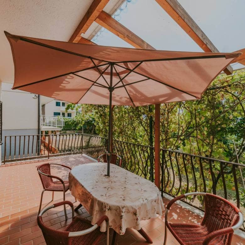 zambratija detached apartment house with sea view