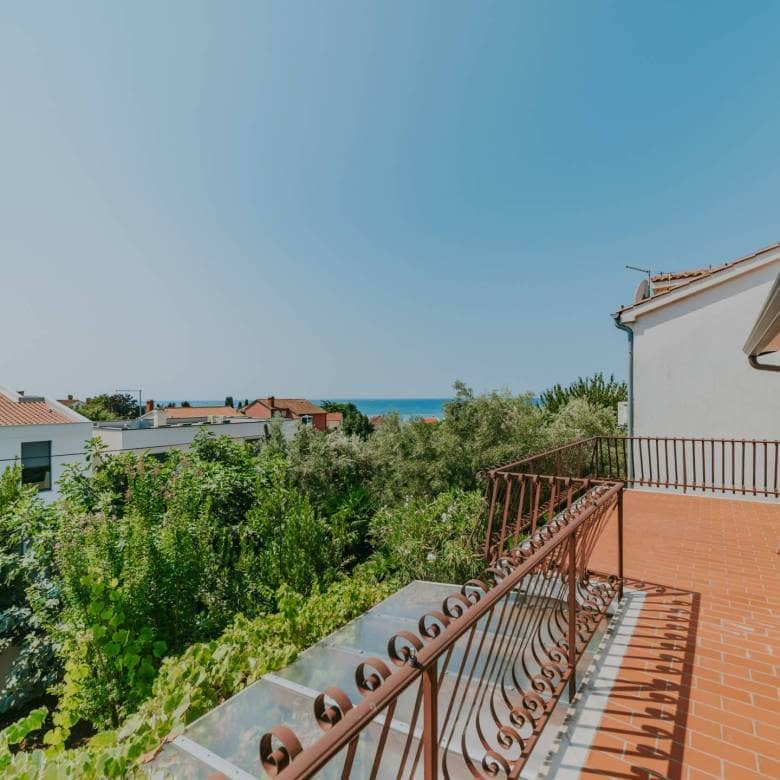 zambratija detached apartment house with sea view