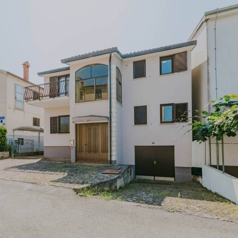 zambratija detached apartment house with sea view