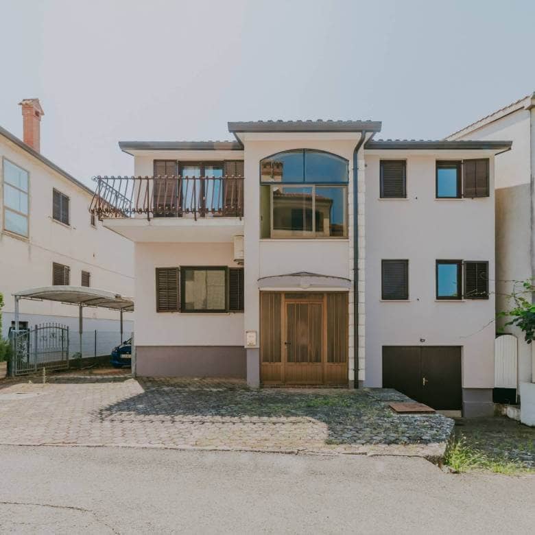zambratija detached apartment house with sea view