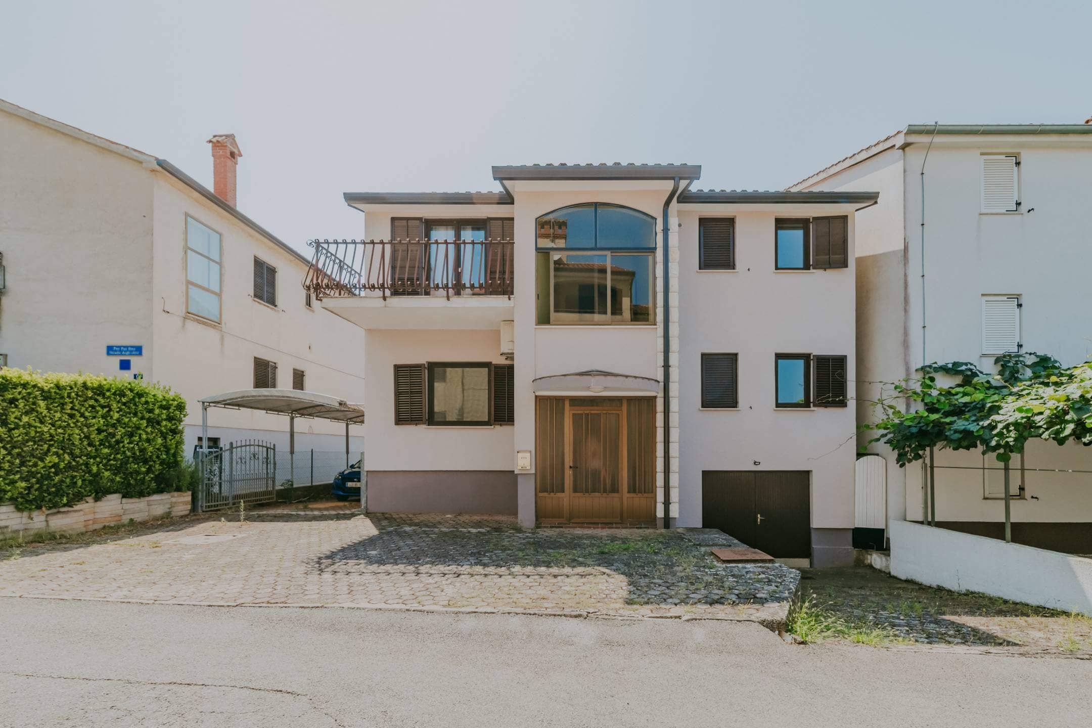 zambratija detached apartment house with sea view