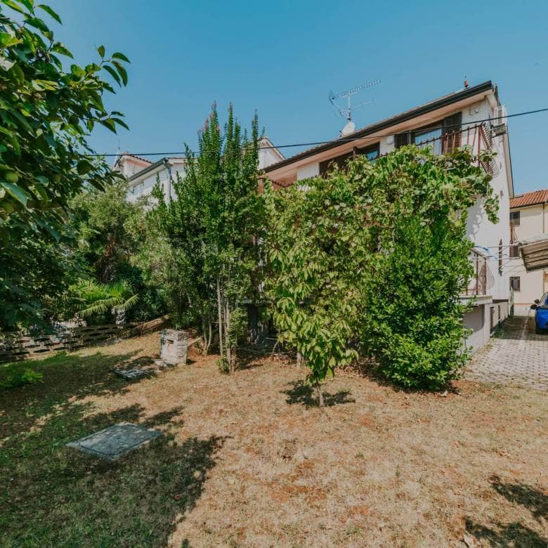 zambratija detached apartment house with sea view