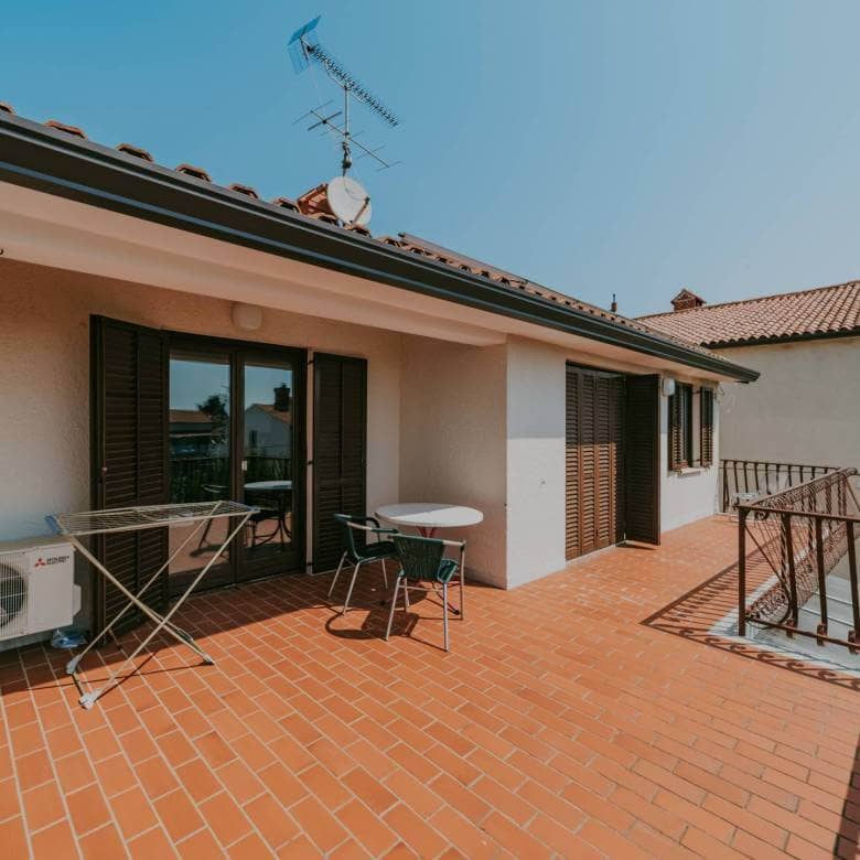 zambratija detached apartment house with sea view