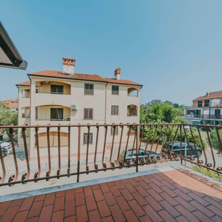zambratija detached apartment house with sea view