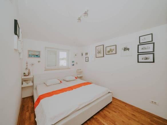 karigador flat meters from the sea and the beach with a sea view