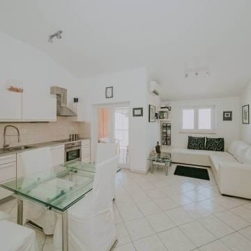 karigador stan metara od mora i plaže sa pogledom na more