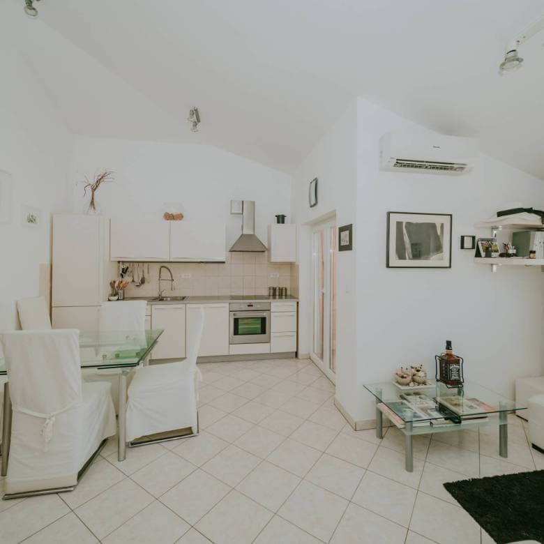 karigador flat meters from the sea and the beach with a sea view