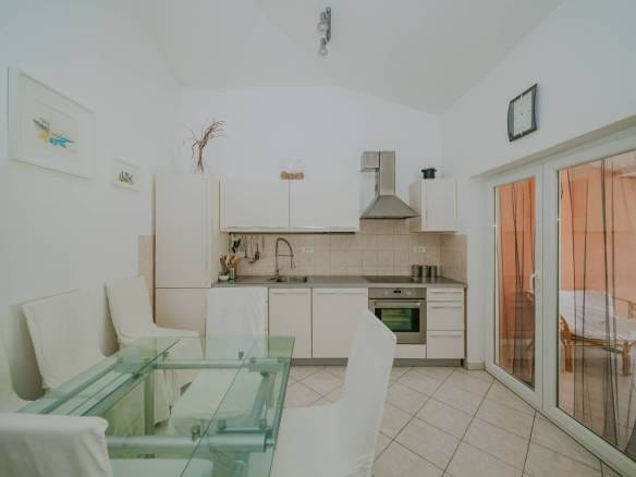 karigador flat meters from the sea and the beach with a sea view