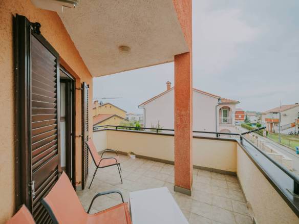 novigrad opremljeno stanovanje v bližini mesta s pogledom na morje