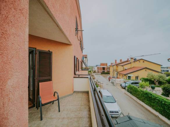 novigrad opremljeno stanovanje v bližini mesta s pogledom na morje