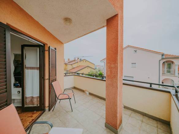 novigrad opremljeno stanovanje v bližini mesta s pogledom na morje