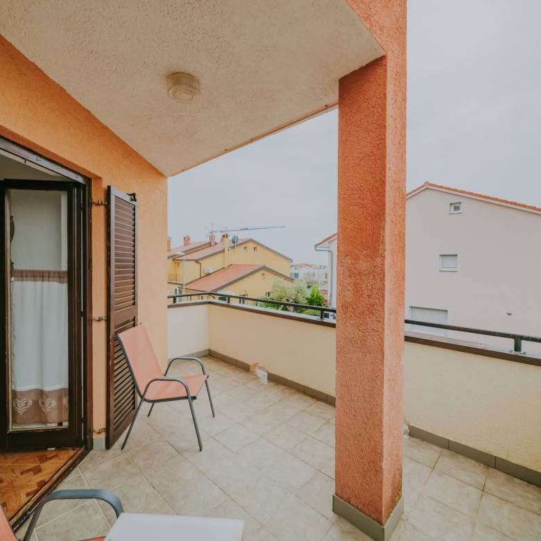 novigrad opremljeno stanovanje v bližini mesta s pogledom na morje