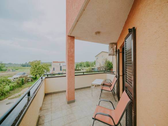 novigrad opremljeno stanovanje v bližini mesta s pogledom na morje