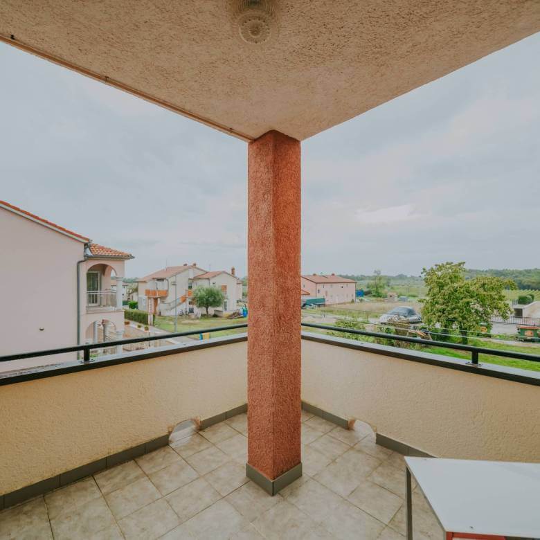 novigrad opremljeno stanovanje v bližini mesta s pogledom na morje