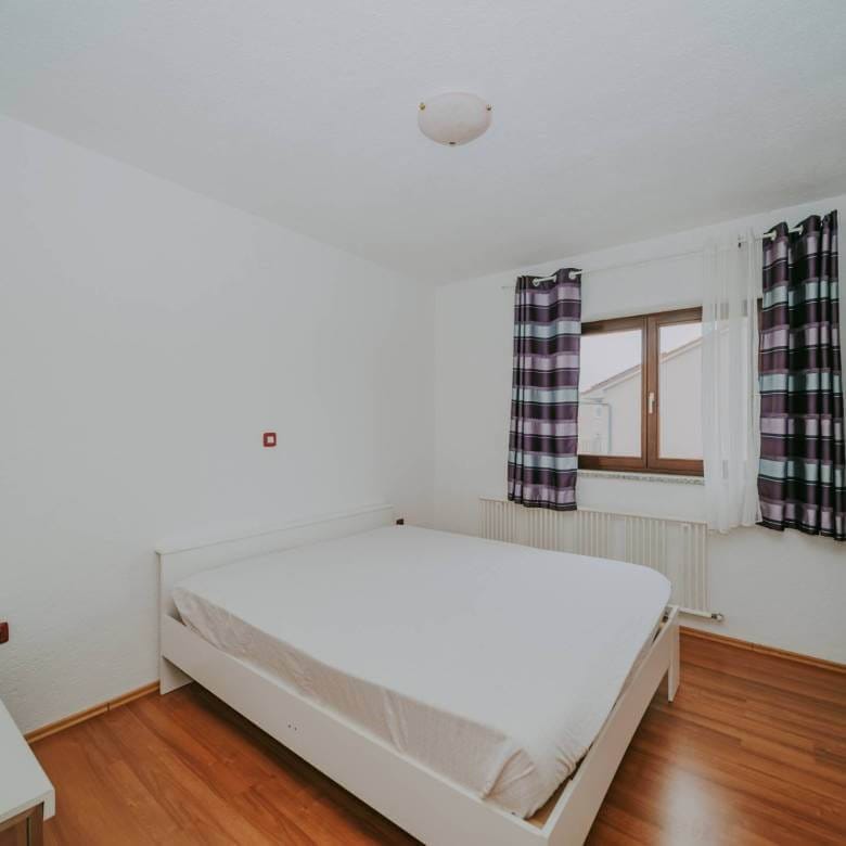 novigrad opremljeno stanovanje v bližini mesta s pogledom na morje