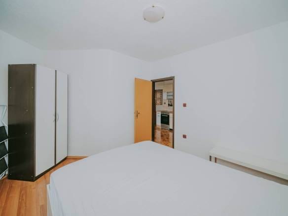 novigrad opremljeno stanovanje v bližini mesta s pogledom na morje