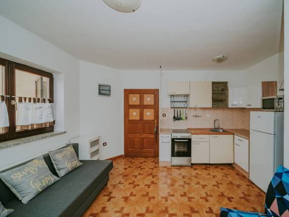 novigrad opremljeno stanovanje v bližini mesta s pogledom na morje