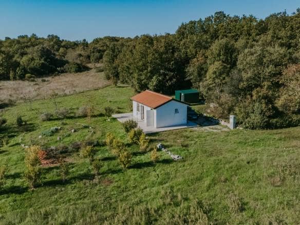 rovinj okolica mala samostojeća kuća na osami sa velikom okućnicom