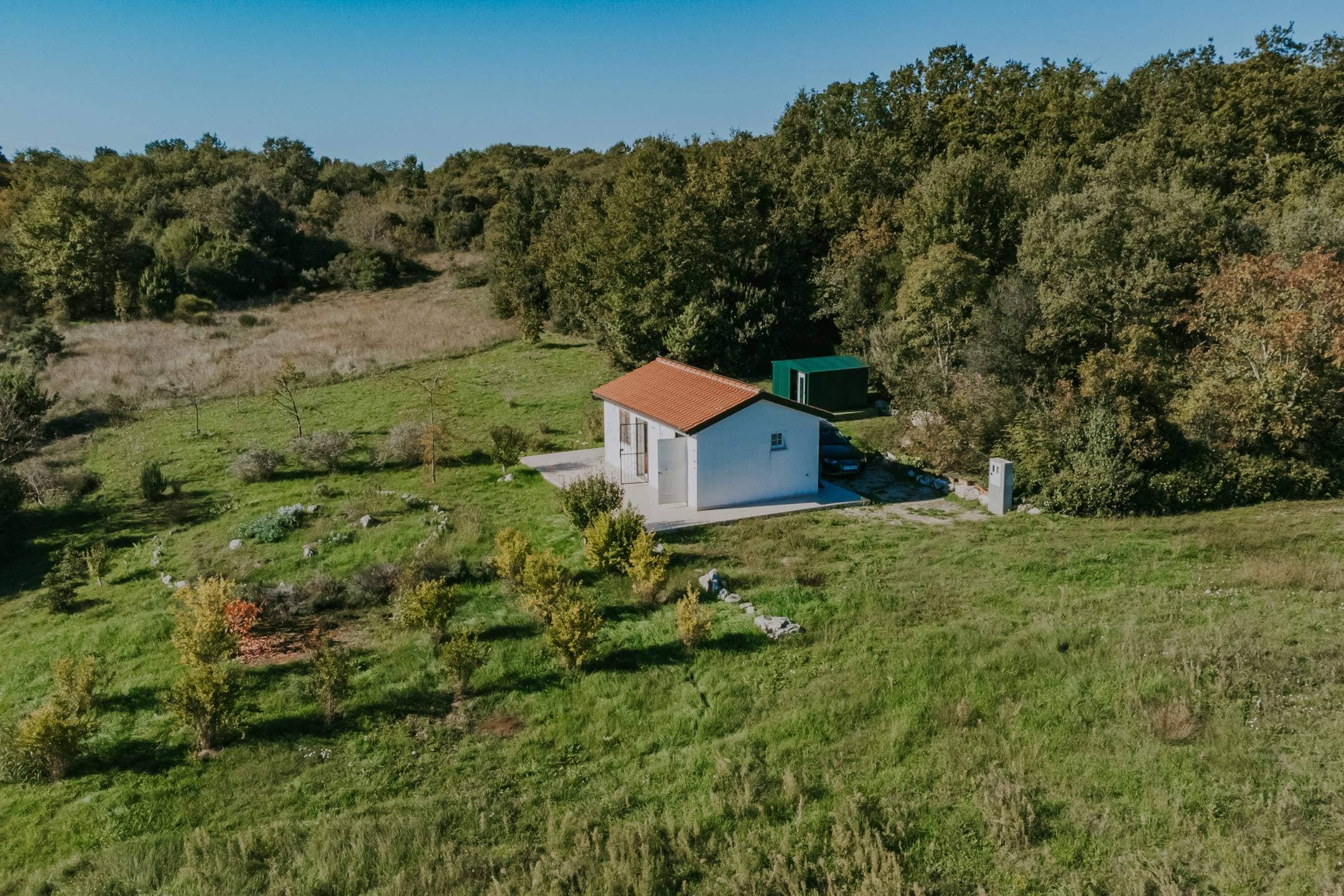 rovinj okolica mala samostojeća kuća na osami sa velikom okućnicom