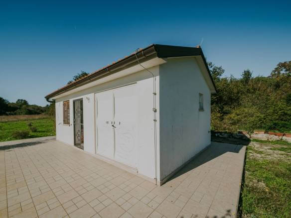 окрестности Ровиня небольшой отдельно стоящий дом в уединенном месте с большим садом