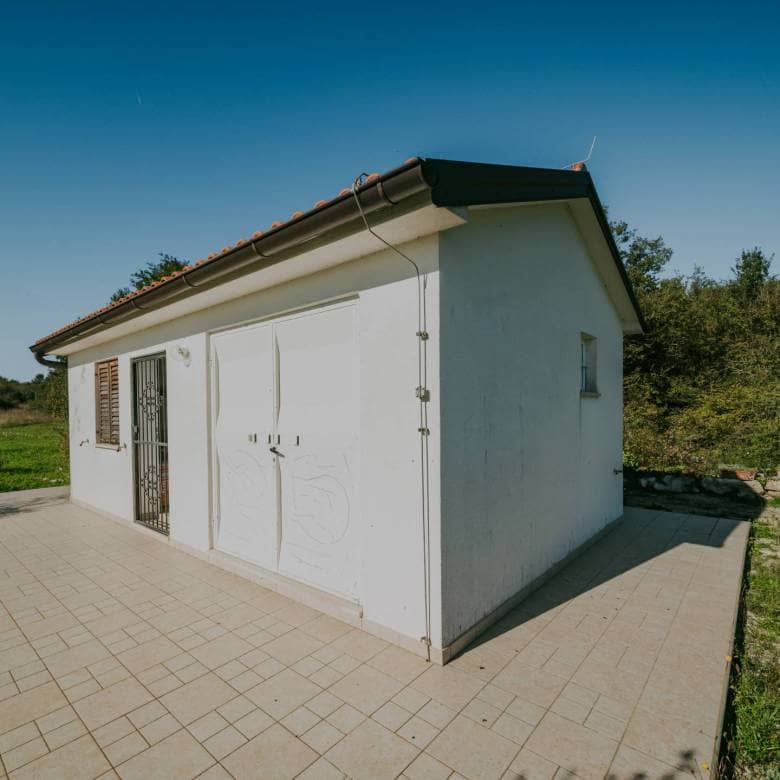 rovinj okolica mala samostojeća kuća na osami sa velikom okućnicom