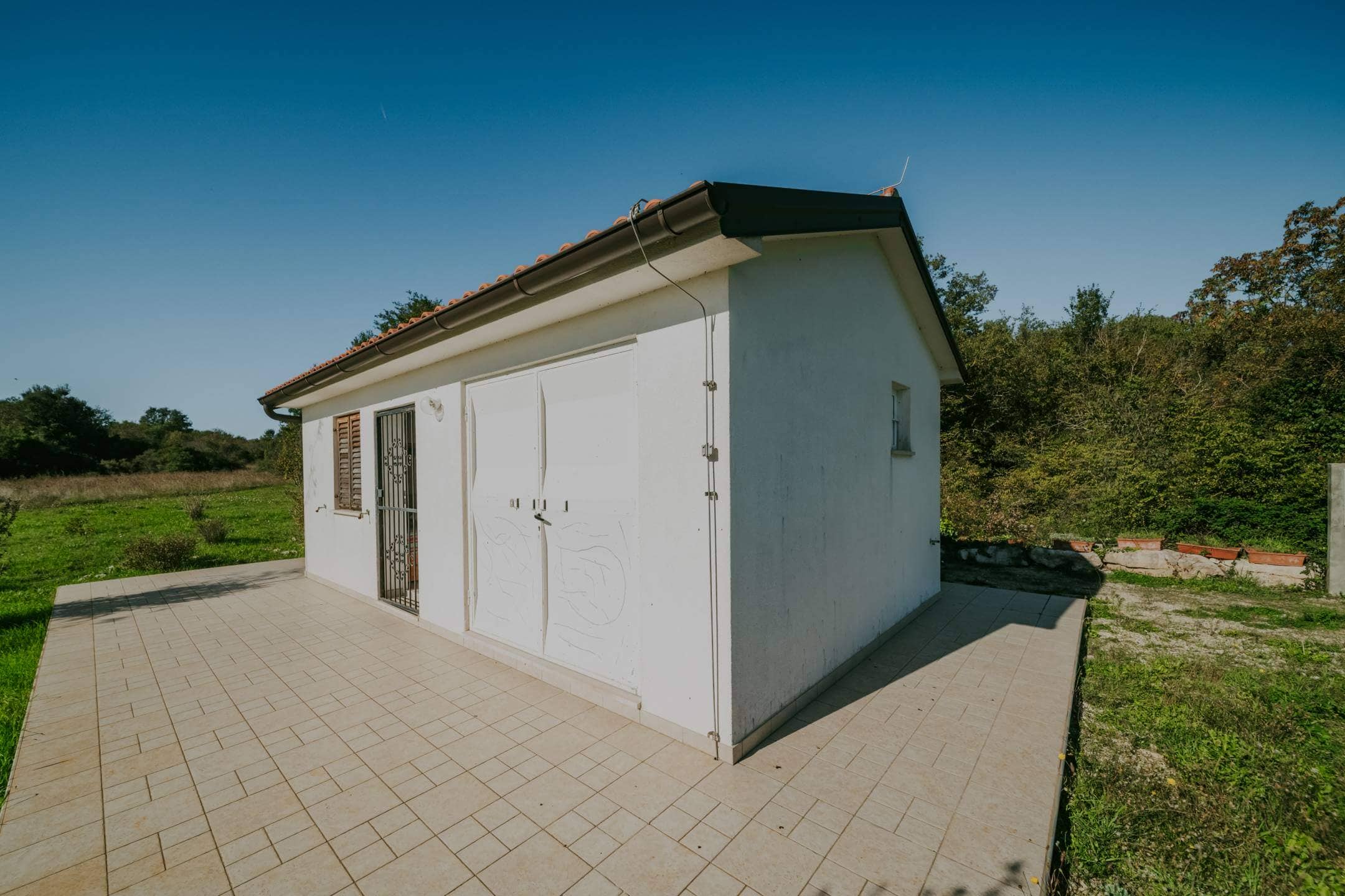 rovinj okolica mala samostojeća kuća na osami sa velikom okućnicom
