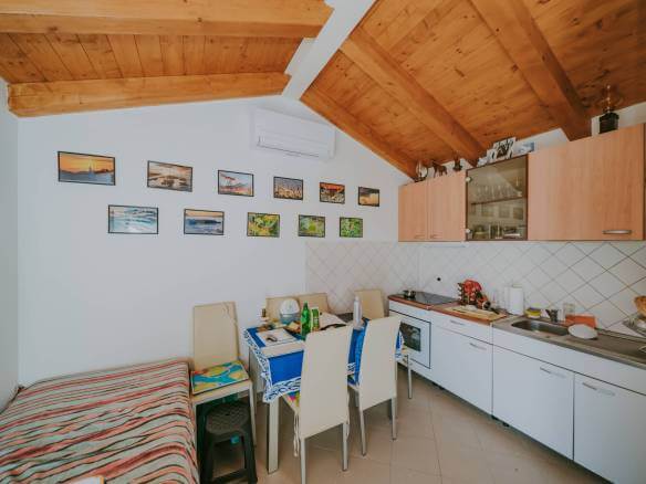 окрестности Ровиня небольшой отдельно стоящий дом в уединенном месте с большим садом