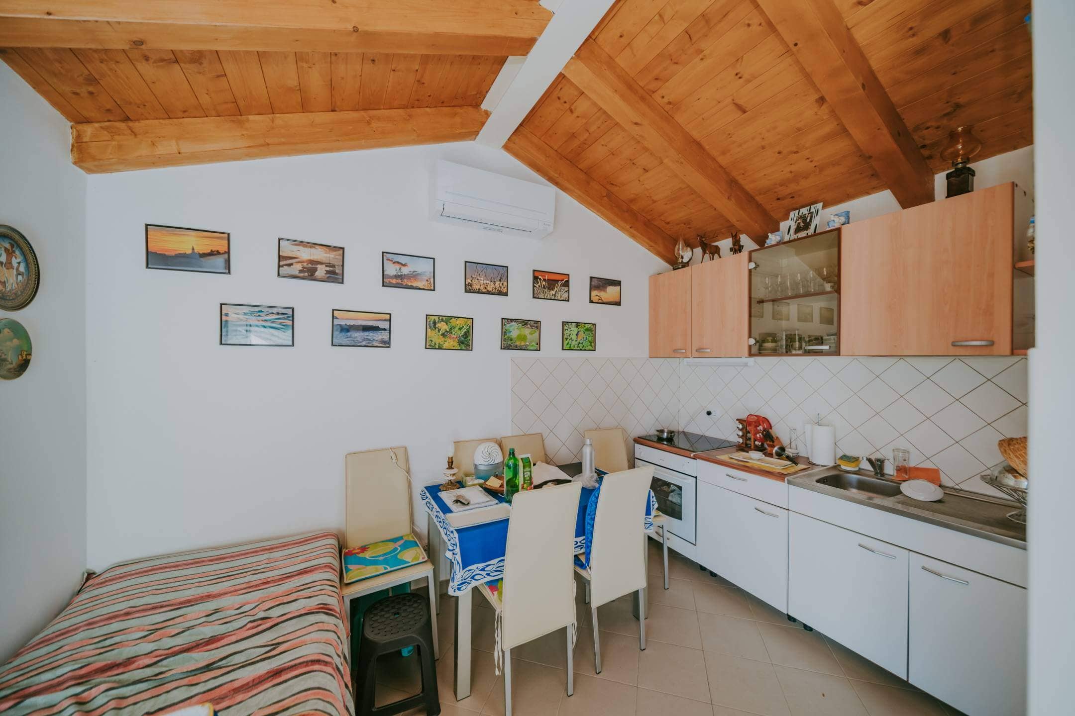 rovinj okolica mala samostojeća kuća na osami sa velikom okućnicom