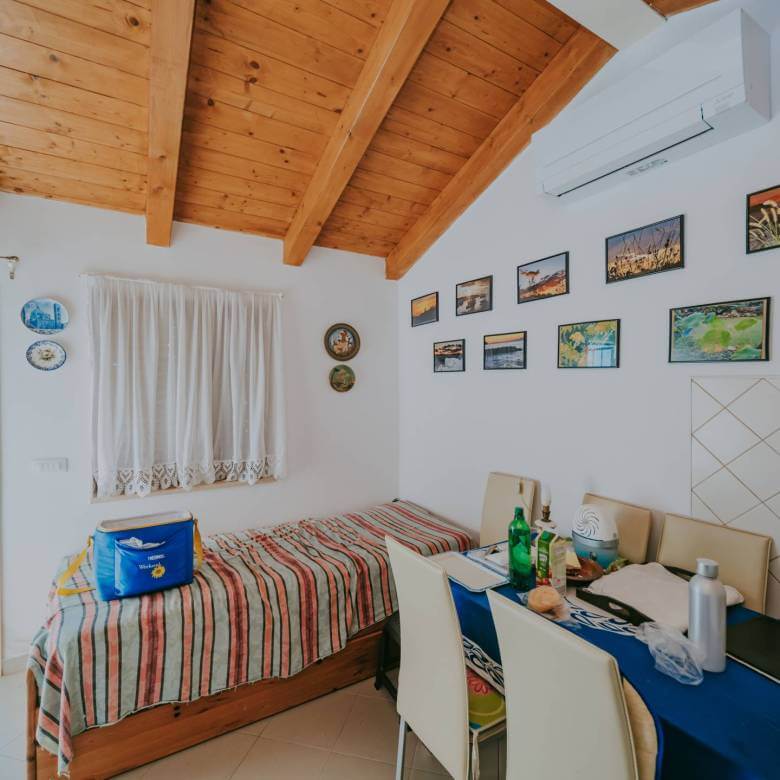 окрестности Ровиня небольшой отдельно стоящий дом в уединенном месте с большим садом