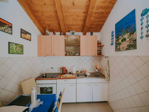 окрестности Ровиня небольшой отдельно стоящий дом в уединенном месте с большим садом