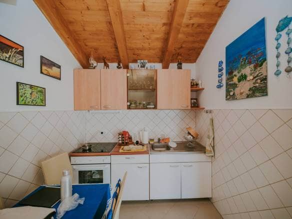 rovinj okolica mala samostojeća kuća na osami sa velikom okućnicom