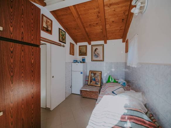 rovinj okolica mala samostojeća kuća na osami sa velikom okućnicom