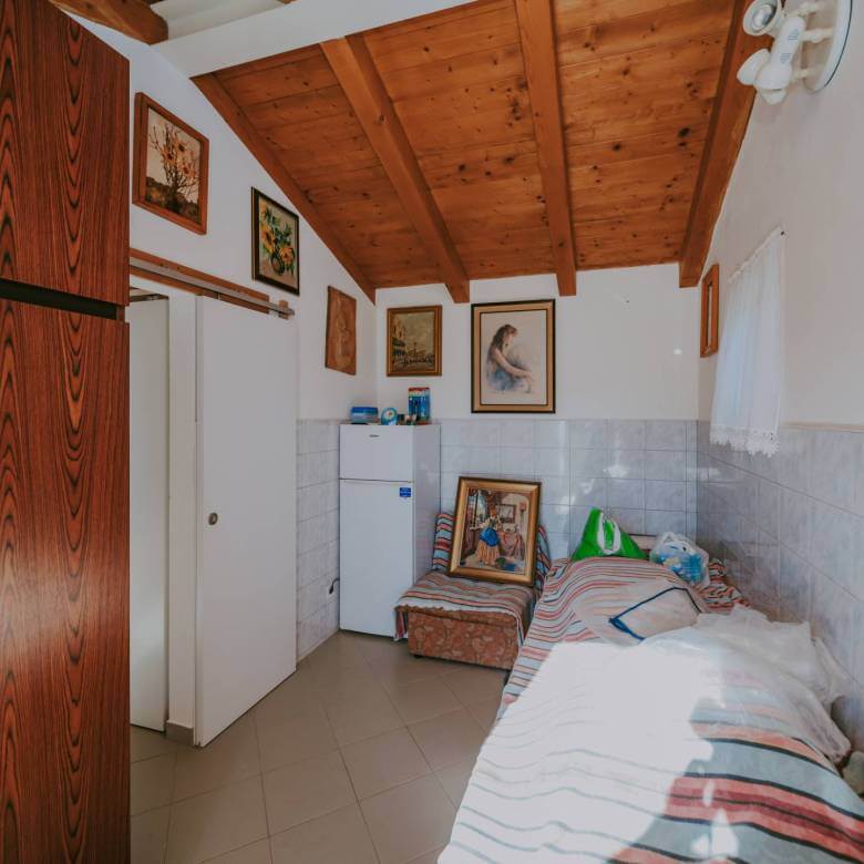 окрестности Ровиня небольшой отдельно стоящий дом в уединенном месте с большим садом