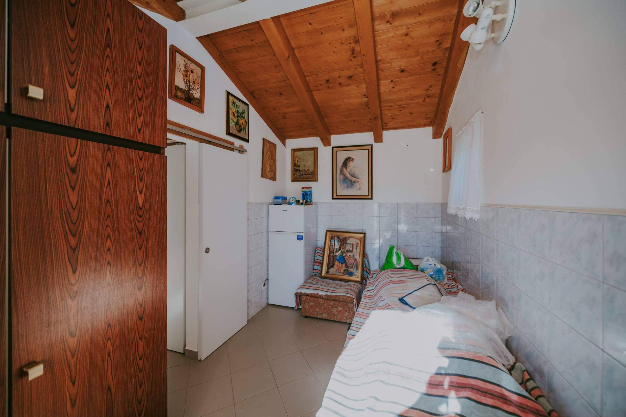 rovinj okolica mala samostojeća kuća na osami sa velikom okućnicom
