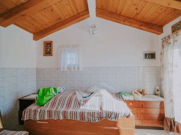 rovinj okolica mala samostojeća kuća na osami sa velikom okućnicom