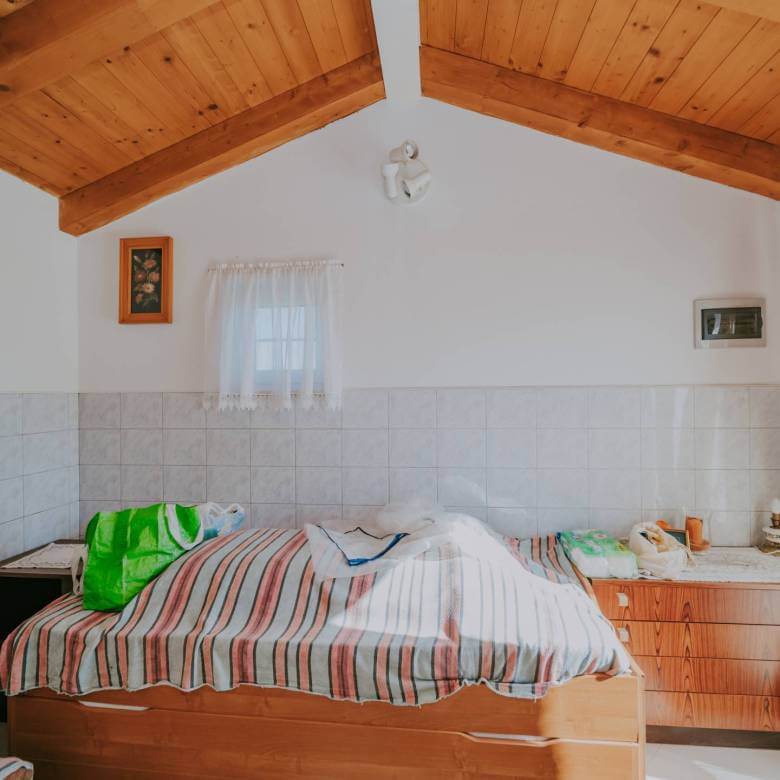 окрестности Ровиня небольшой отдельно стоящий дом в уединенном месте с большим садом