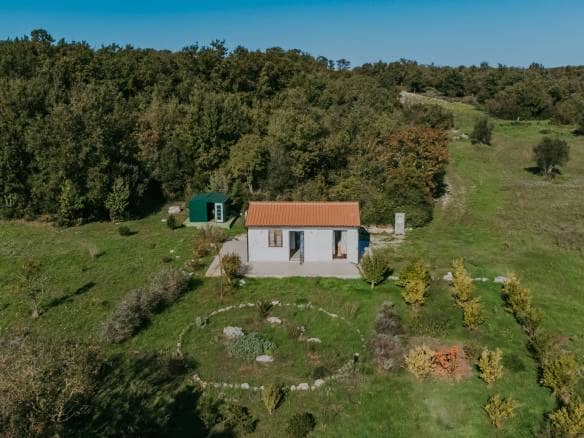 rovinj okolica mala samostojeća kuća na osami sa velikom okućnicom
