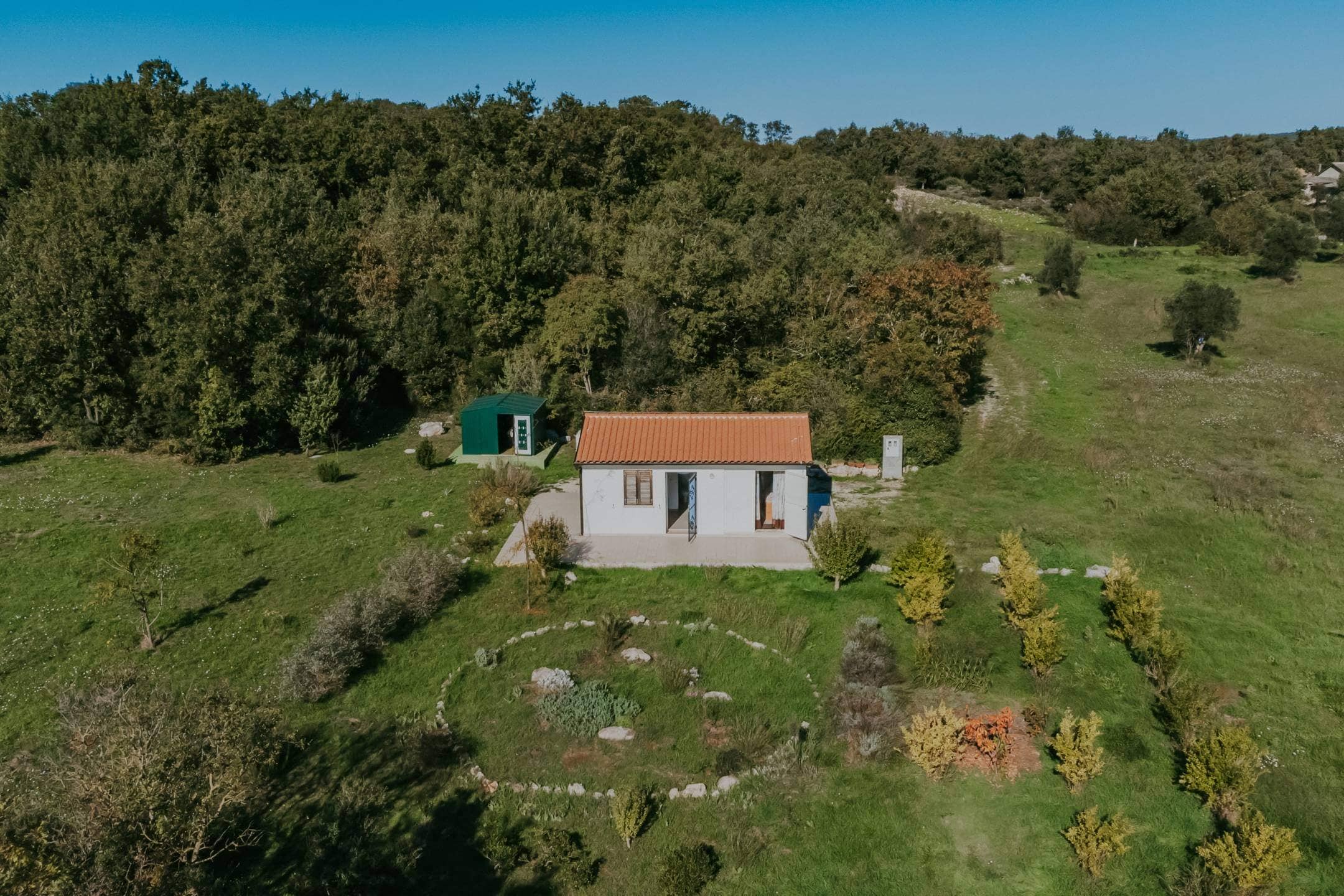 rovinj okolica mala samostojeća kuća na osami sa velikom okućnicom