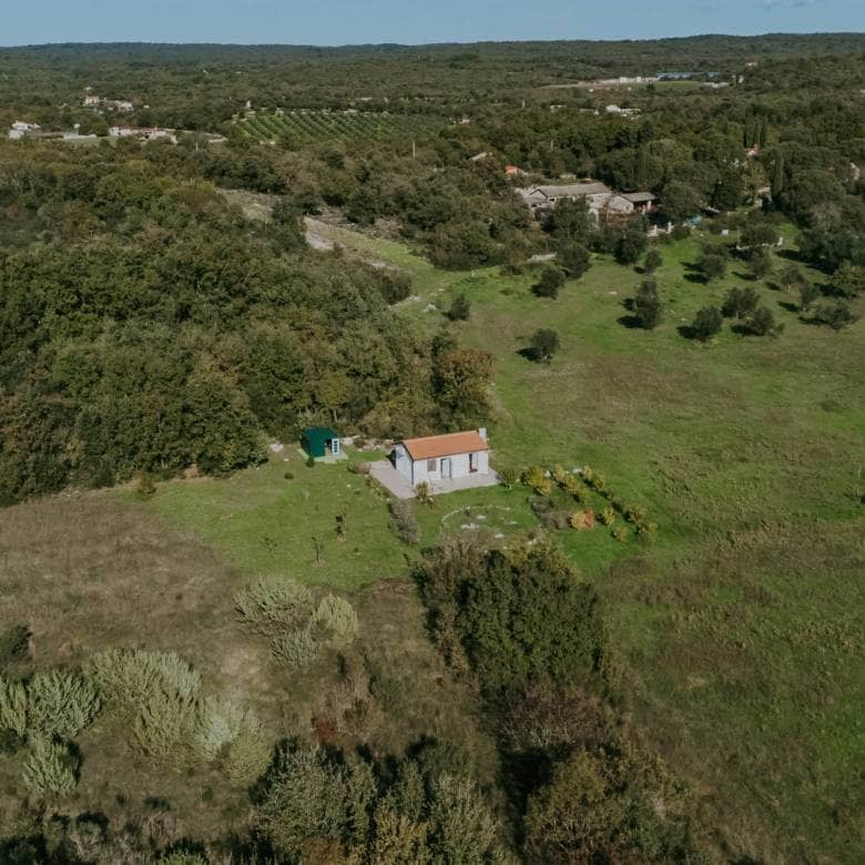 rovinj okolica mala samostojeća kuća na osami sa velikom okućnicom