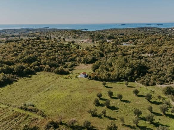 rovinj okolica mala samostojeća kuća na osami sa velikom okućnicom